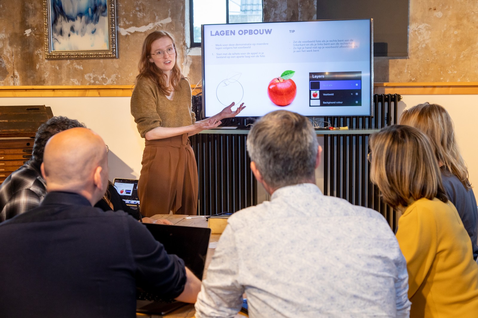 Ilse geeft uitleg over lagenopbouw aan een groep cursisten